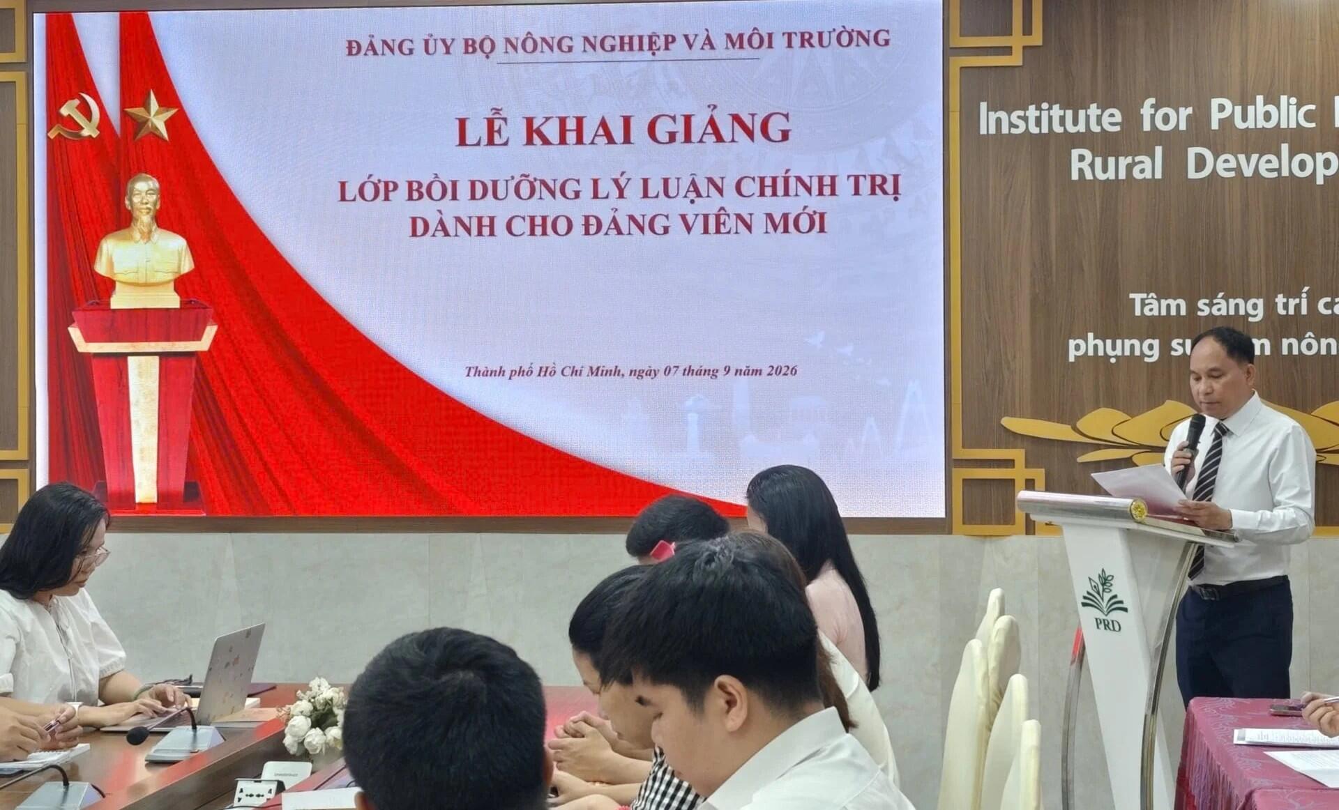 Khai giảng lớp Bồi dưỡng lý luận chính trị dành cho đảng viên mới năm 2026
